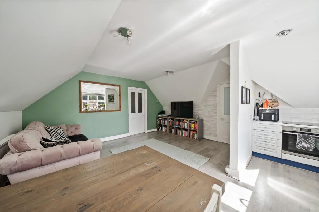 Apartment in Kingston upon Thames - View 4