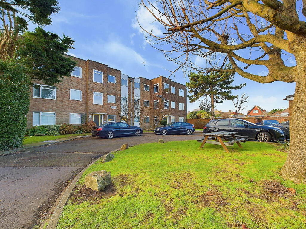 1-bed flat on Western Road, Lancing, BN15 8RT, £175,000