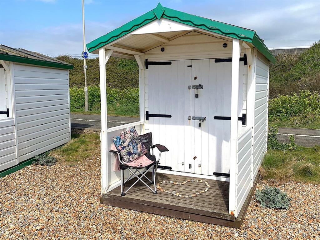 Studio house on Glyne Gap, Bexhill on Sea, £35,000