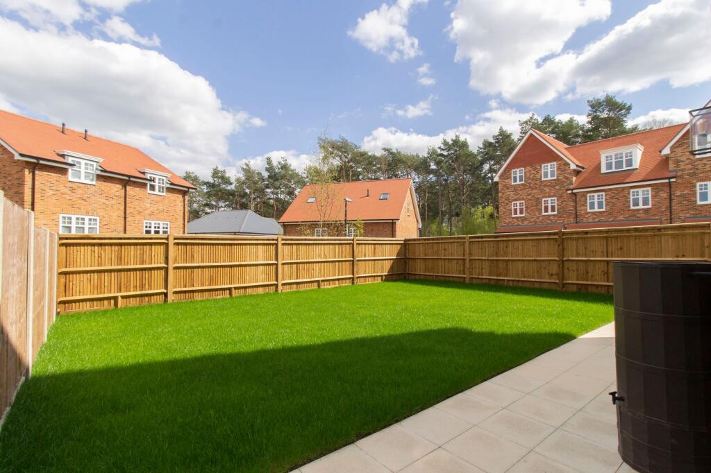 Sweet Chestnut Close, Fleet, GU51 photo 4