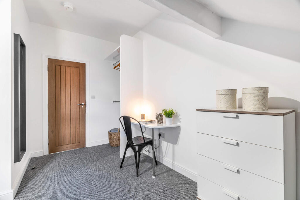 House in Leeds, Hyde Park - More