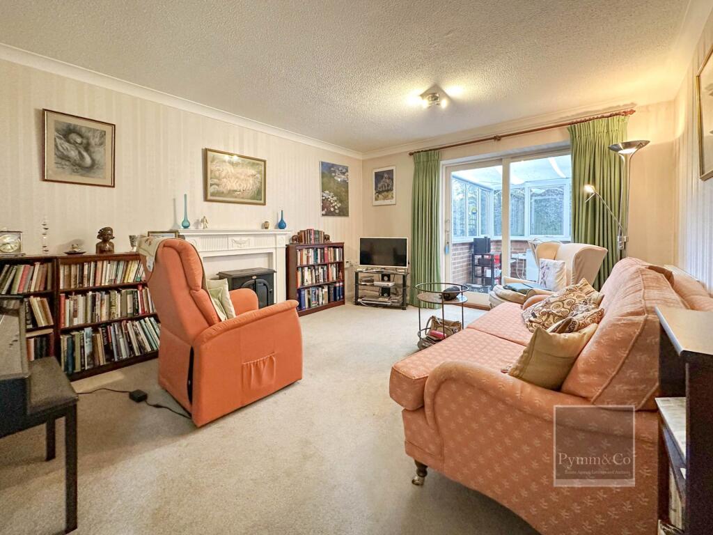 Deceptively Spacious 2/3 Bed House On Desirable Retirement Development in the Heart of Holt Town Centre. photo 4