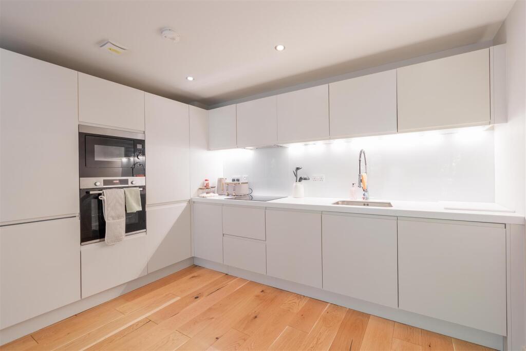 Apartment in Leeds, Horsforth - View 4