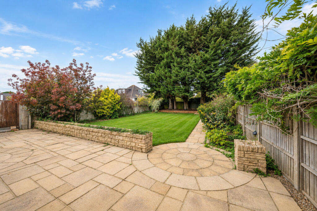 House in Worcester Park, Cuddington, West Ewell - View 4