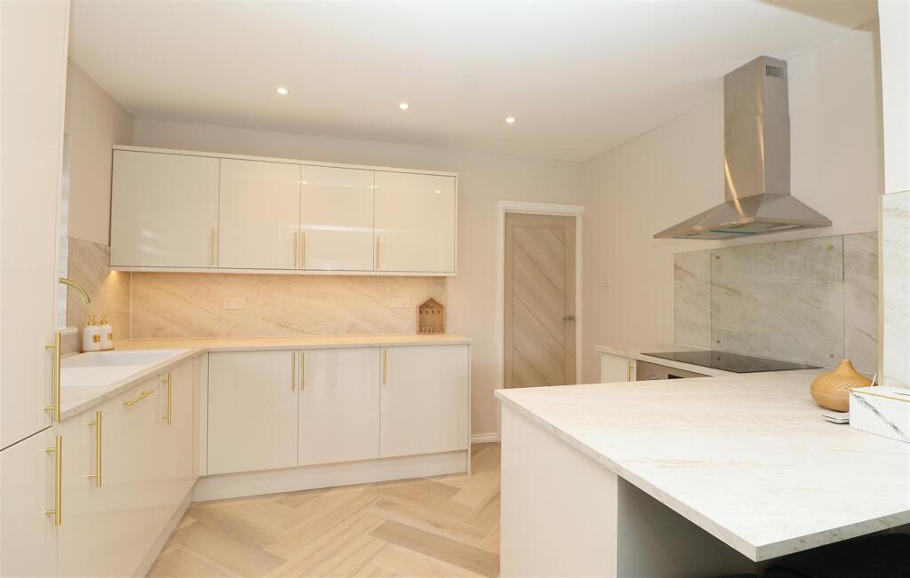 House in Borehamwood, Elstree and Borehamwood - More
