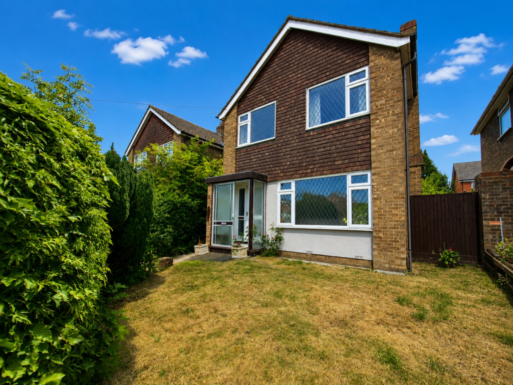 3-bed detached on High Street, Luton, Bedfordshire, LU4 9JZ, £350,000