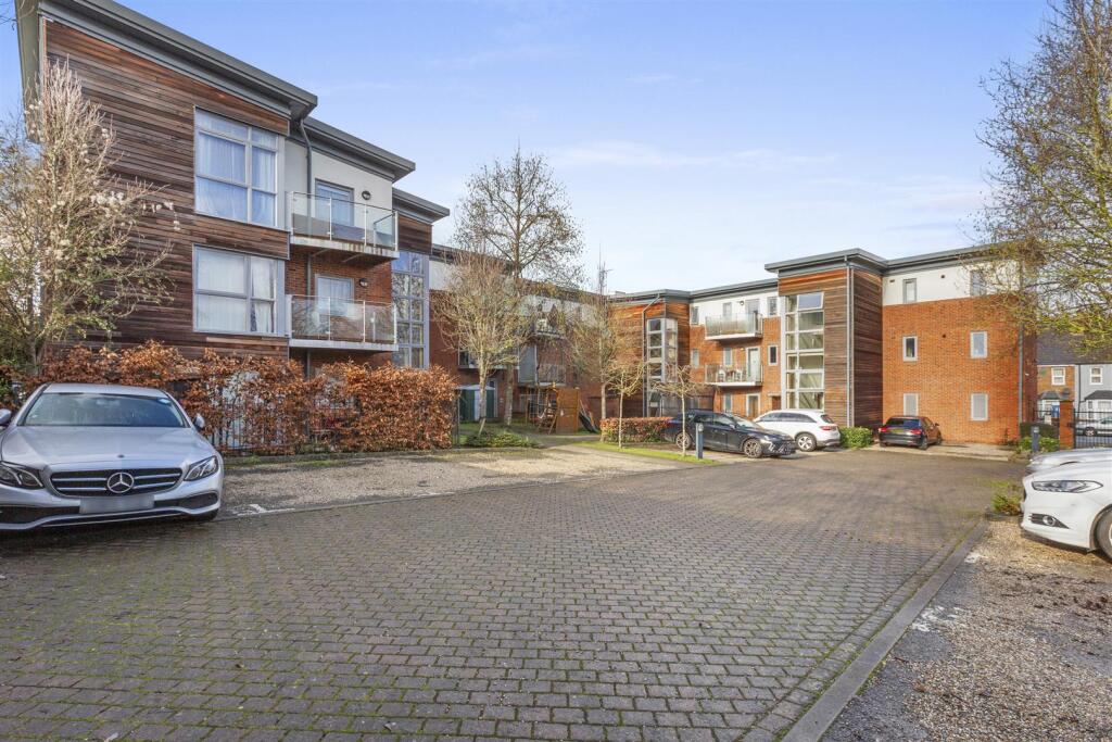 Main image of property: CLOSE TO TOWN, HIGH WYCOMBE