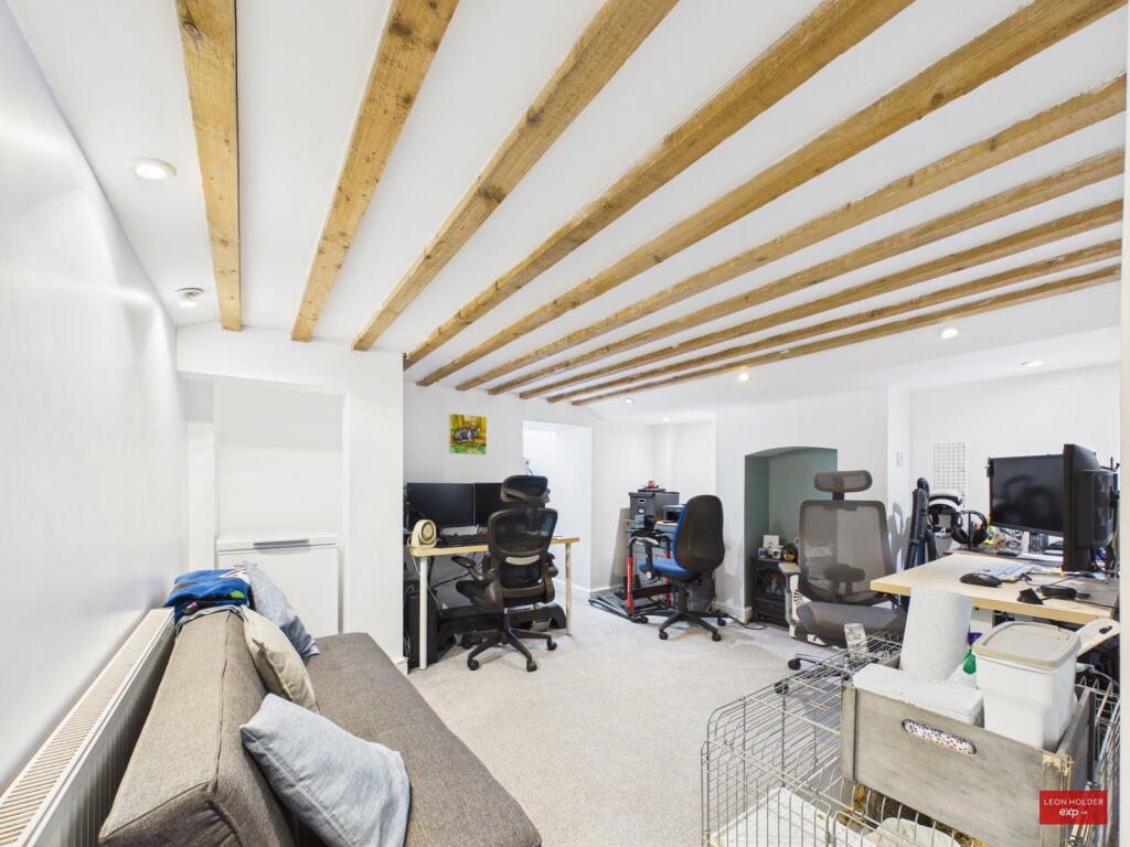 House in Gloucester - View 5
