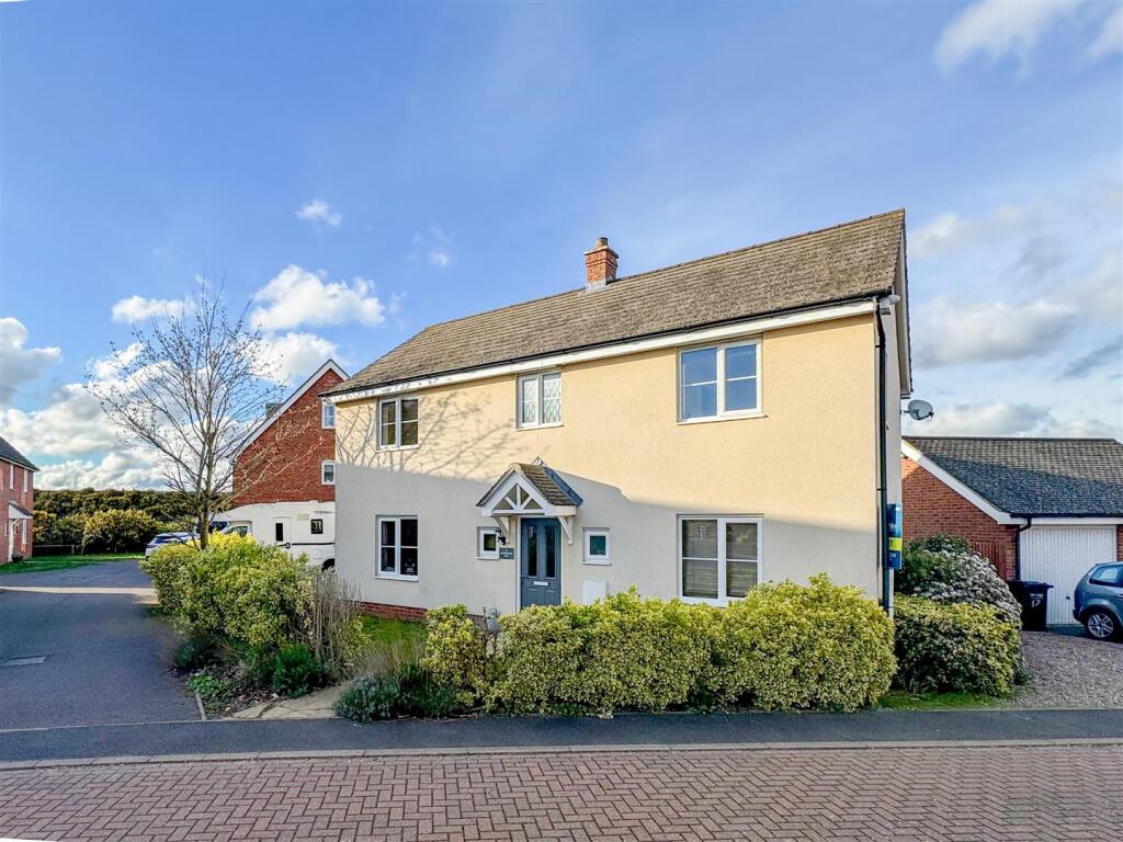 4-bed detached on Maidenhair Way, Red Lodge, £350,000