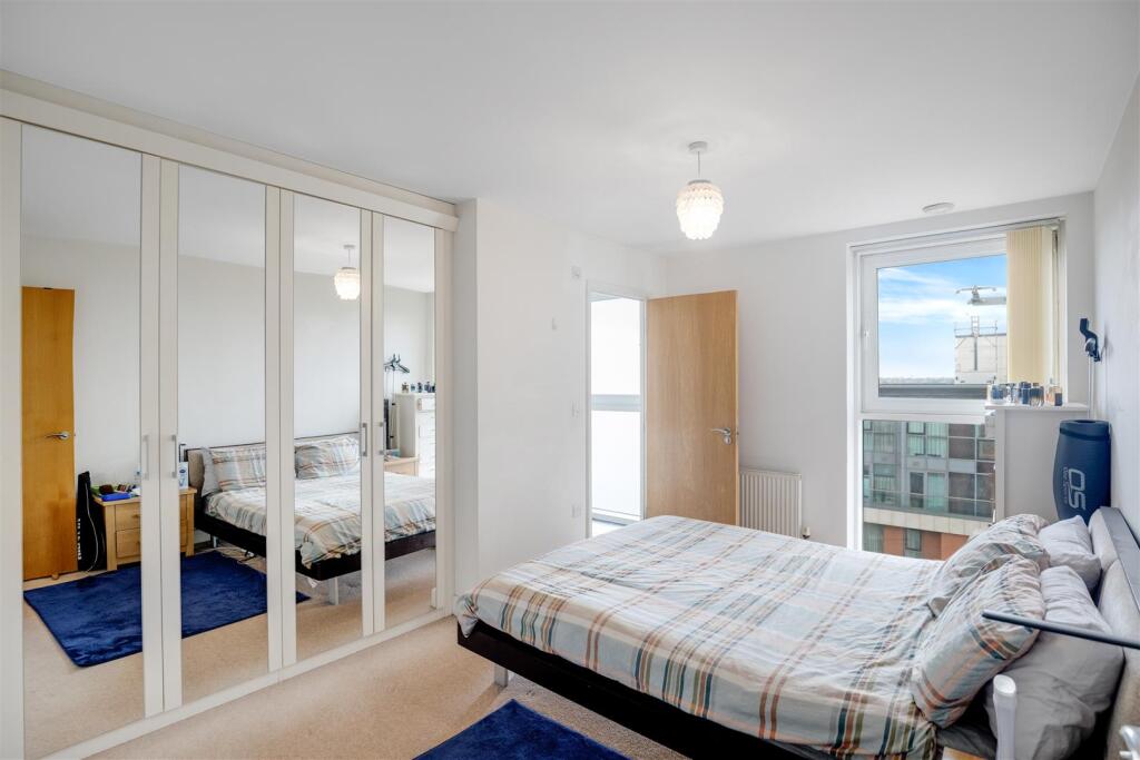 Apartment in London, Custom House, Canning Town - More