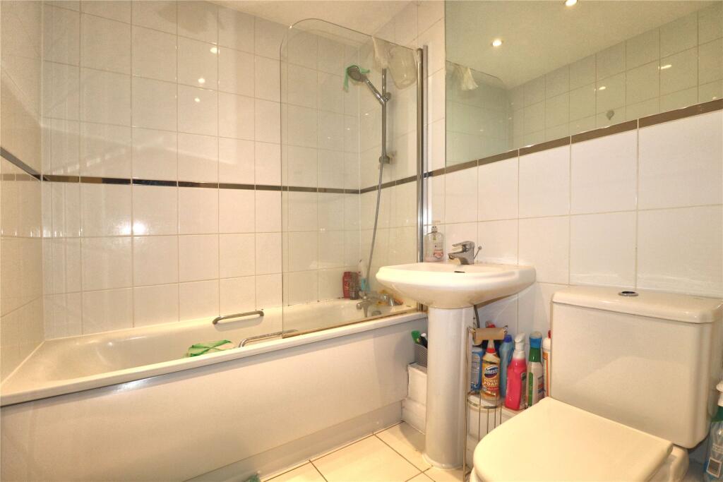 Apartment in Woking, Sheerwater - View 5