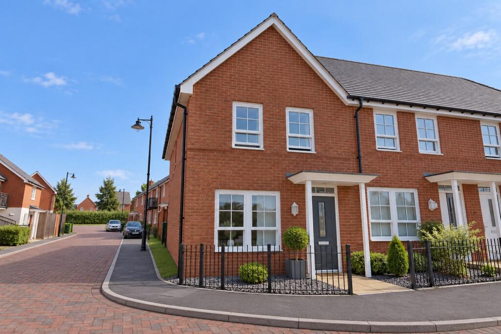 2-bed terraced on Bazeley Road, Waterlooville, Hampshire, £128,000