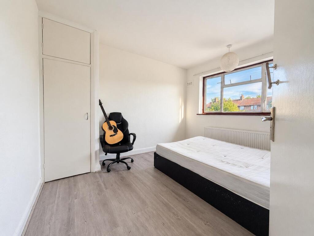 Apartment in Bromley - View 3