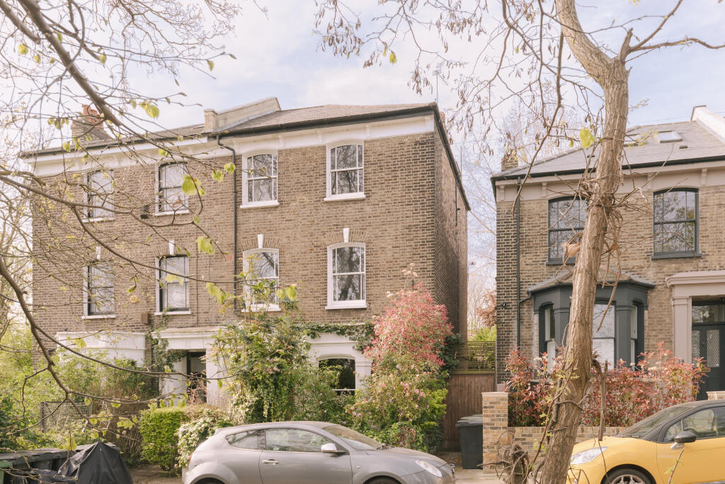 1-bed flat on Cliff Terrace, St John’s, London, SE8, £395,000