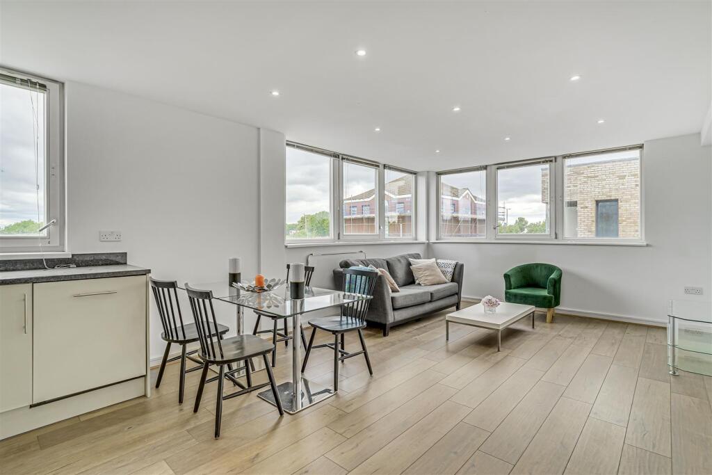 1-bed flat on Orchard Road, Richmond, TW9, £345,000