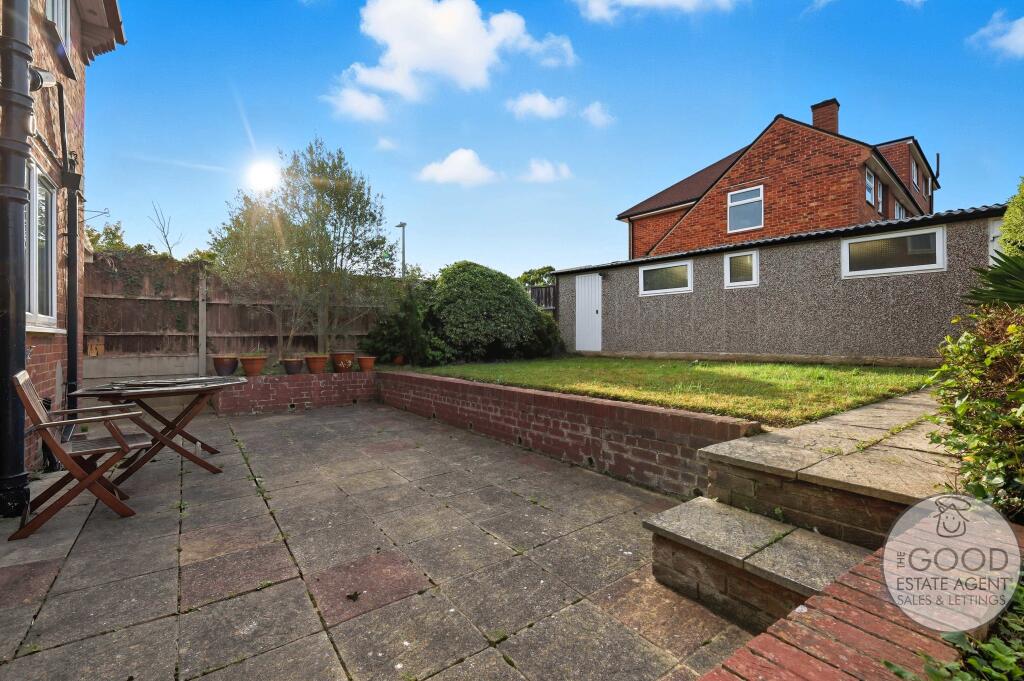 Whitehills Road, Loughton IG10 1TS photo 4