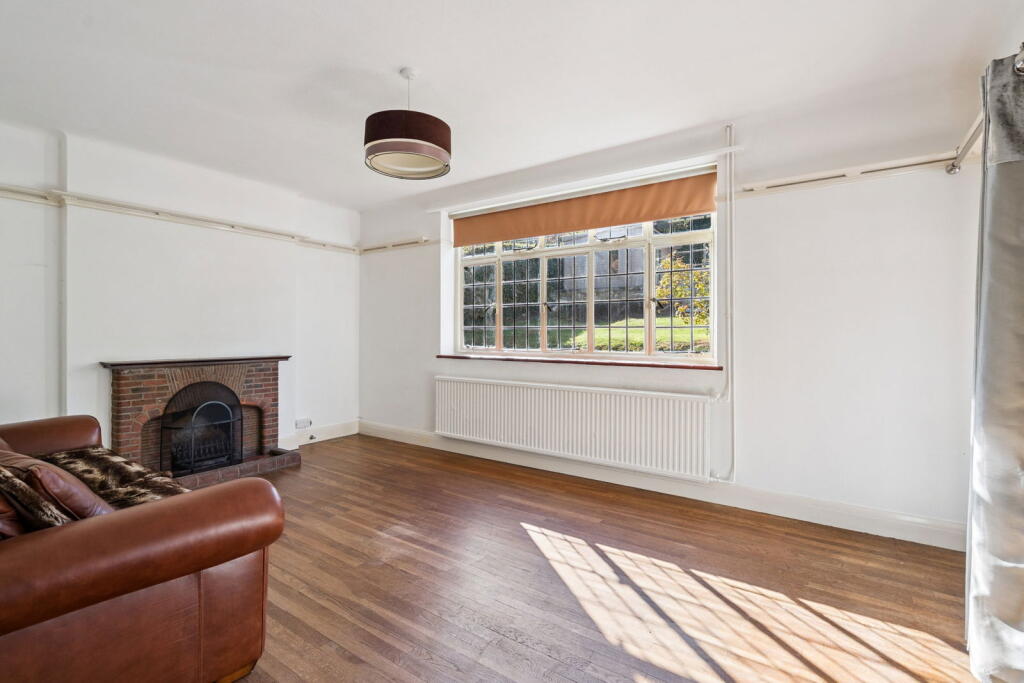 House in Rickmansworth, Moor Park Estate, Batchworth - More
