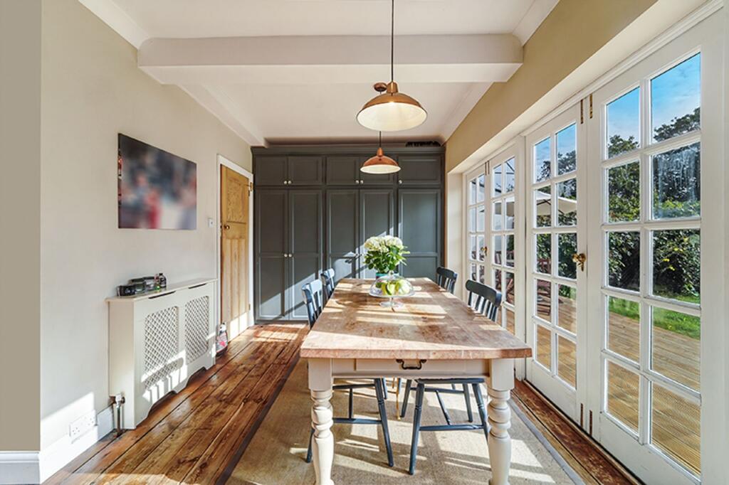 House in Surbiton, Tolworth - More