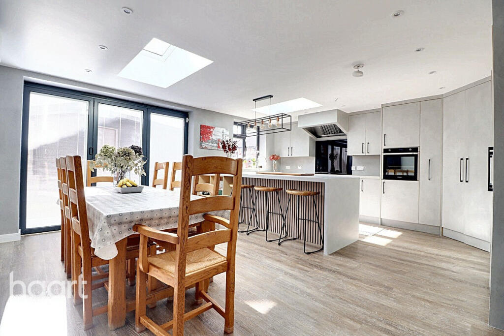 House in Luton, Round Green - View 2