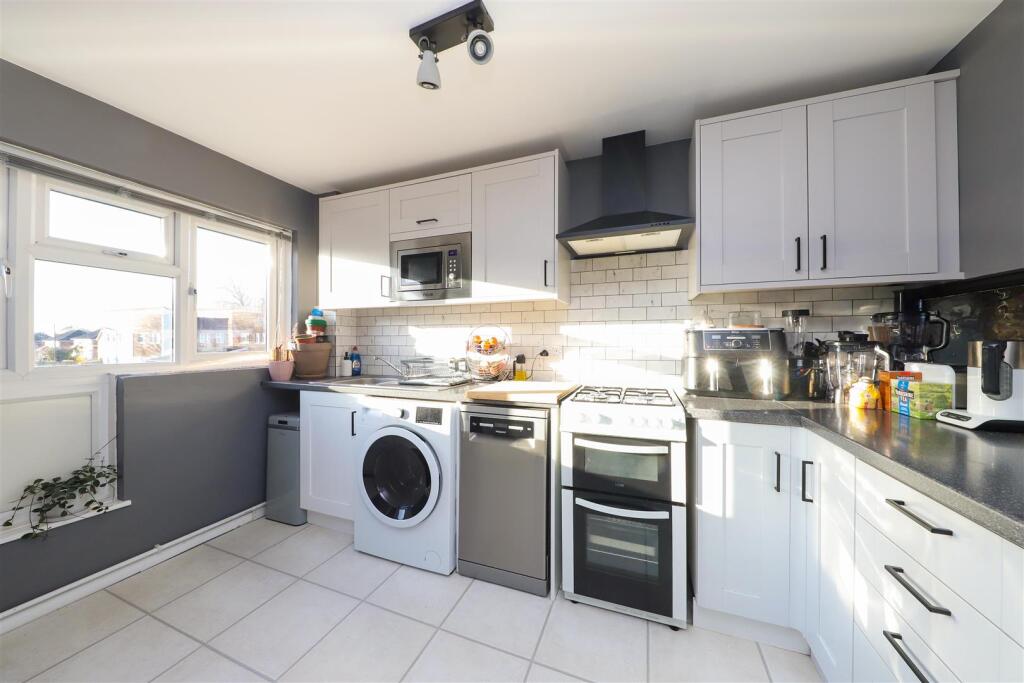 Apartment in London, London Borough of Hillingdon - View 2