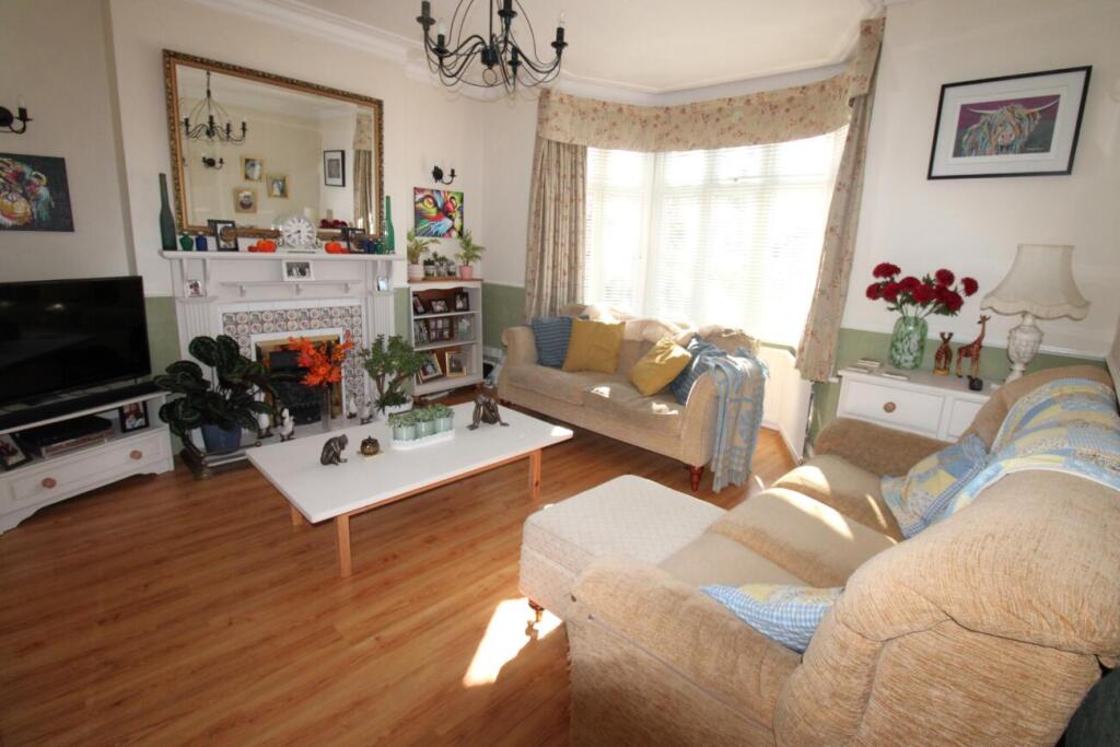 Highview Gardens, Upminster, Essex photo 3