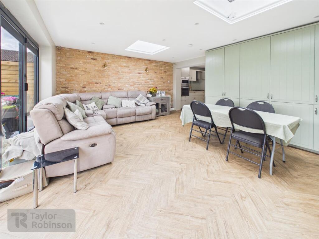 House in Crawley, Worth - View 2