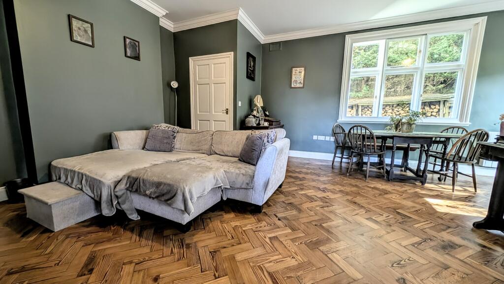 House in East Hampshire, Sleaford, Headley - More