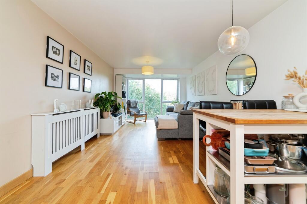 Apartment in East Hertfordshire, Hertford - View 4