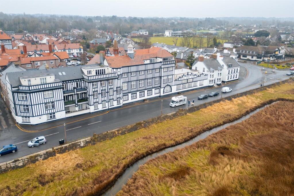 2-bed apartment on Grenfell Park, Parkgate, Neston, £300,000