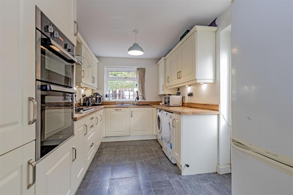 Fishponds Close, Wingerworth, Chesterfield photo 2