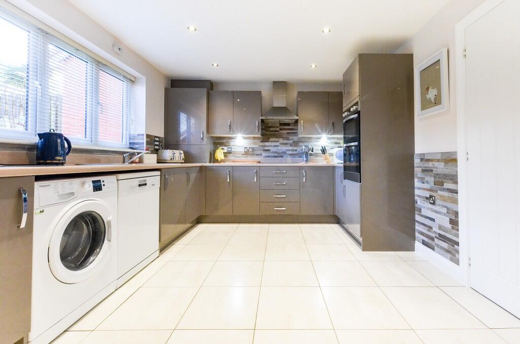 Lessing Lane, BN24 photo 3
