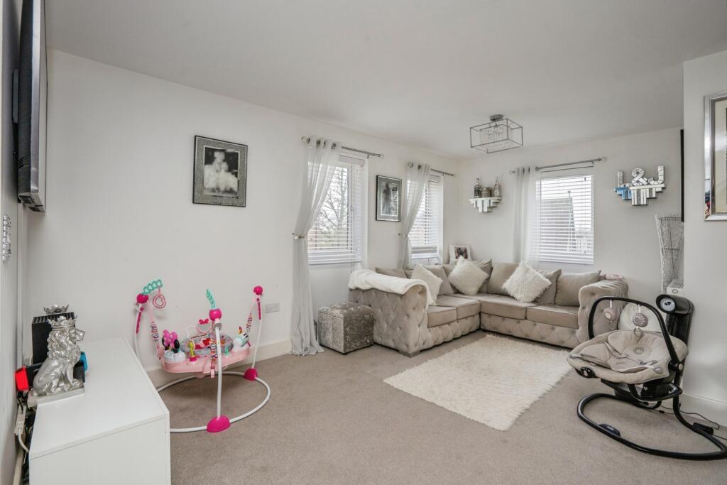 Titchfield Close, HAVANT, Hampshire, PO9 photo 2