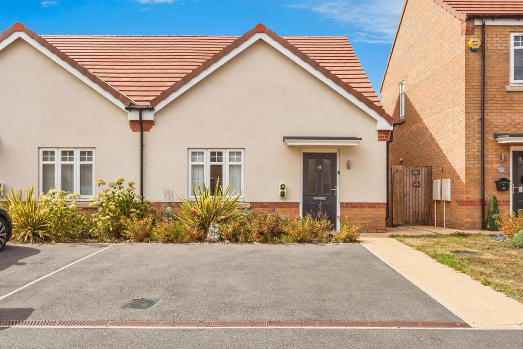 2-bed semi-detached on Sanderson Way, Wakefield, £250,000