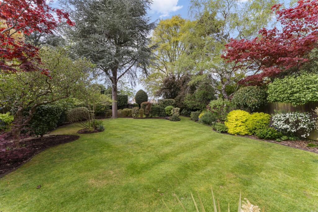House in Elmbridge, Hinchley Wood - View 2