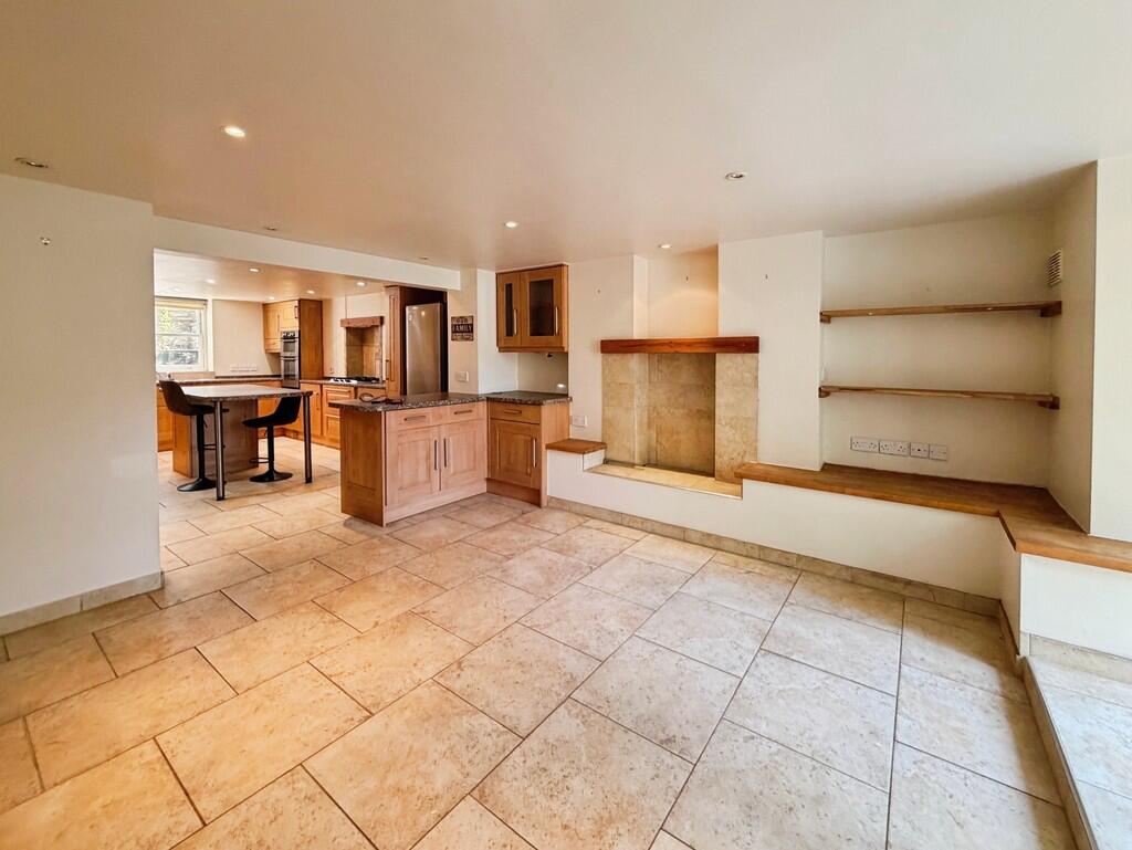 Apartment in Leeds, Little London, Rawdon - View 2