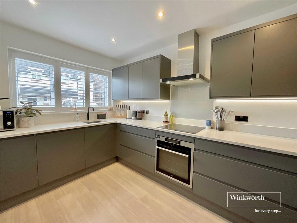 Bryant Close, Christchurch, Dorset, BH23 photo 2