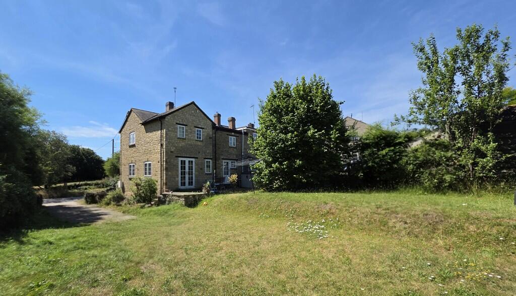 House in Westbury - View 3