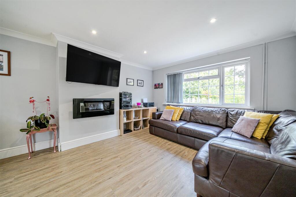 House in Hart, Yateley - More