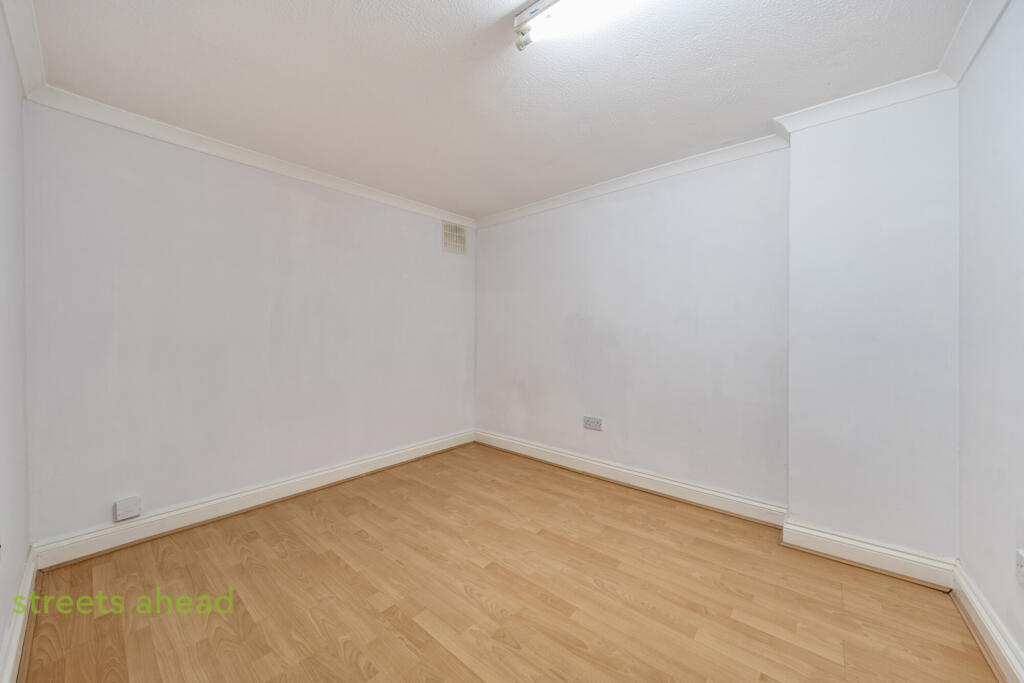 House in Croydon - View 5