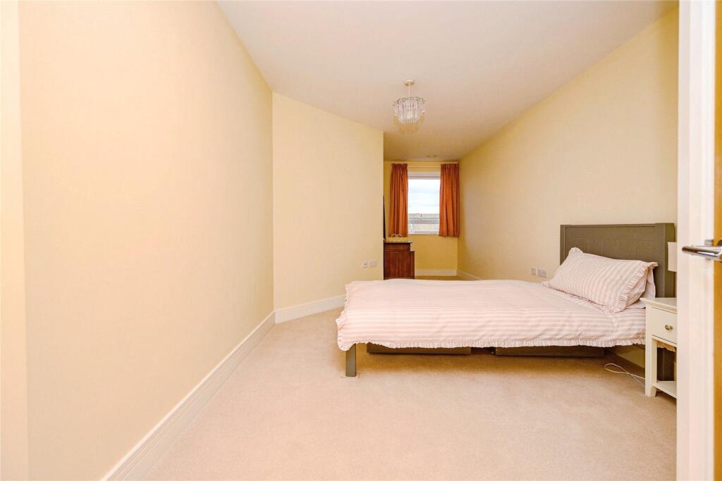 Apartment in Dunstable, Central Bedfordshire - View 5