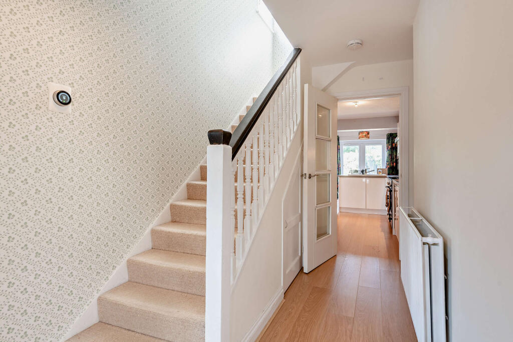 Saxon Crescent, Horsham, RH12 photo 2