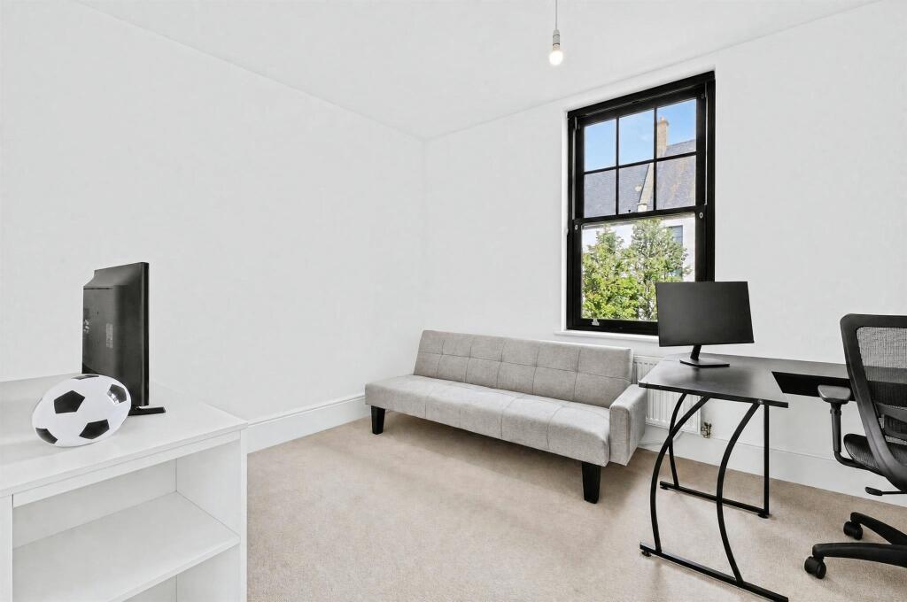 Apartment in Northampton - More