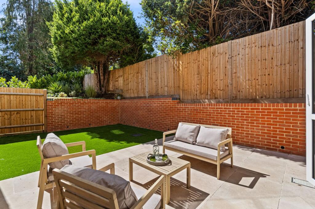 Apartment in Mole Valley, Leatherhead - View 2