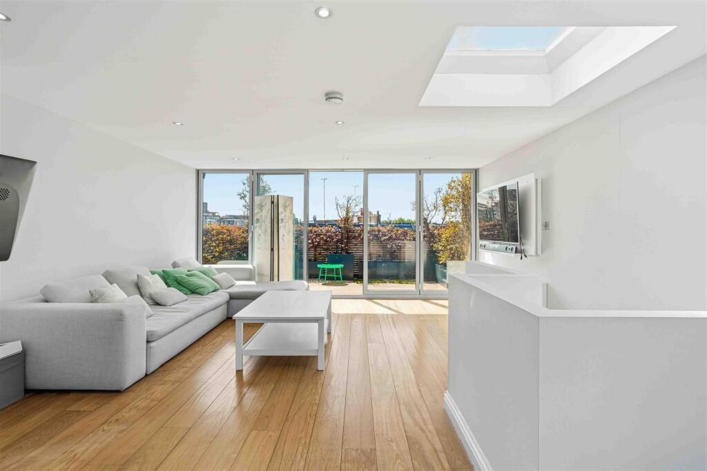 House in London, Wandon Estate, Fulham - View 2