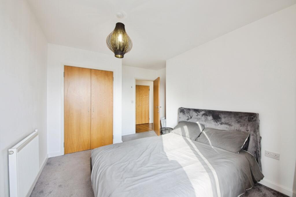 Apartment in Romford, Rush Green - View 5