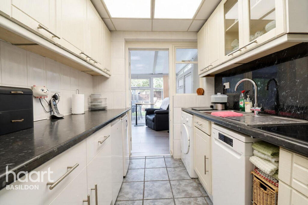 House in Basildon, Laindon - More