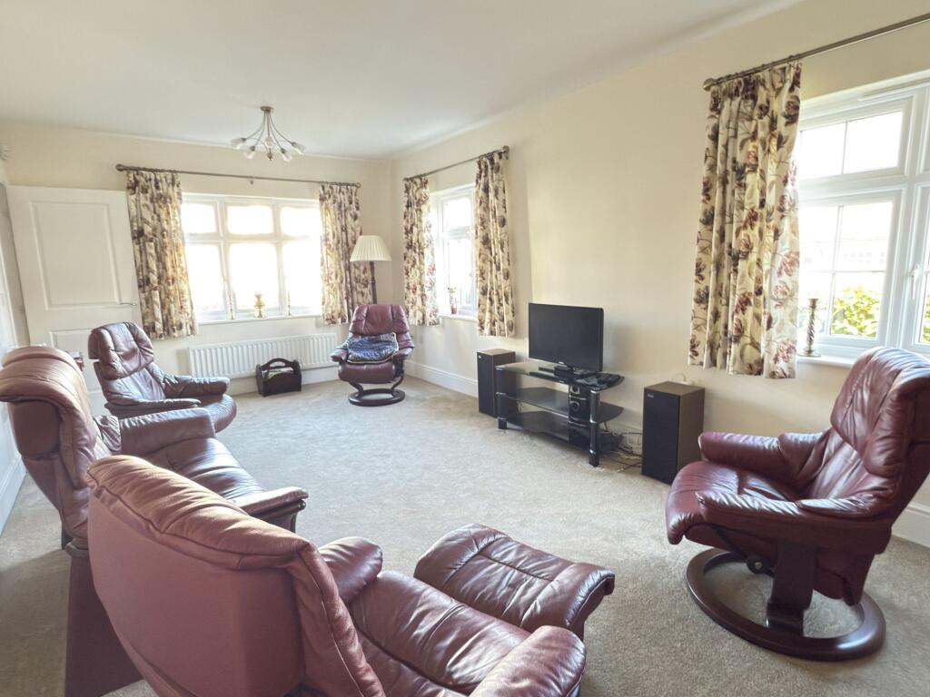 Primrose Drive, Newton Abbot, TQ12 photo 3