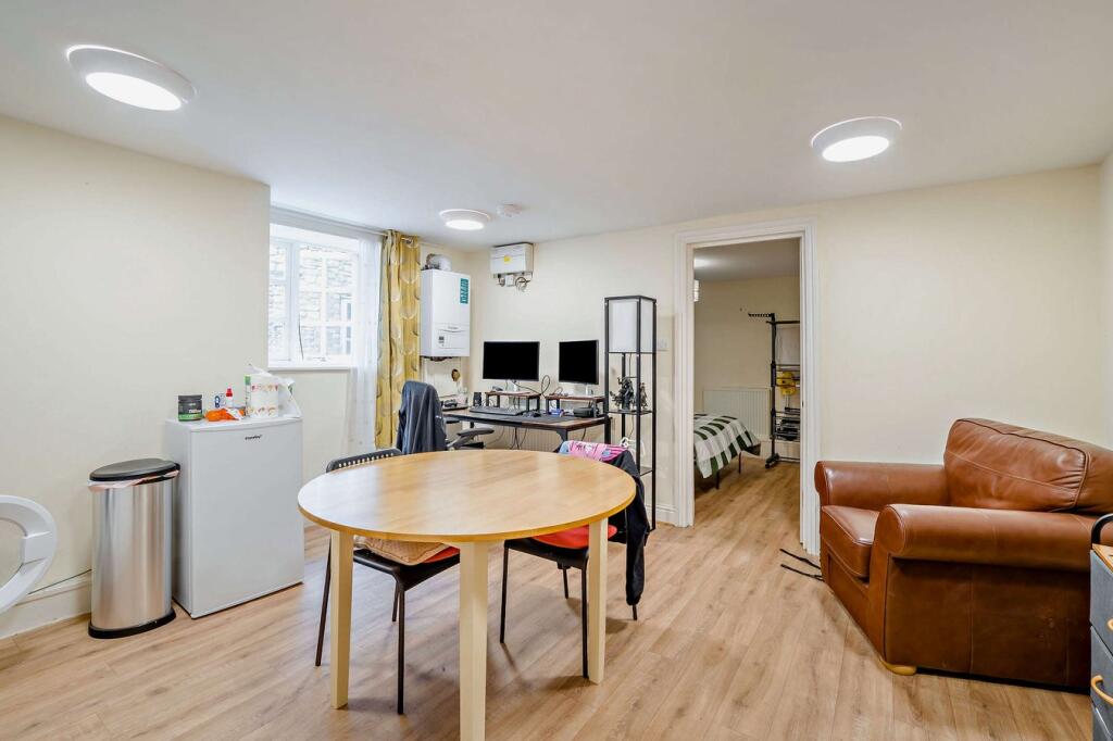 Apartment in Trowbridge - More