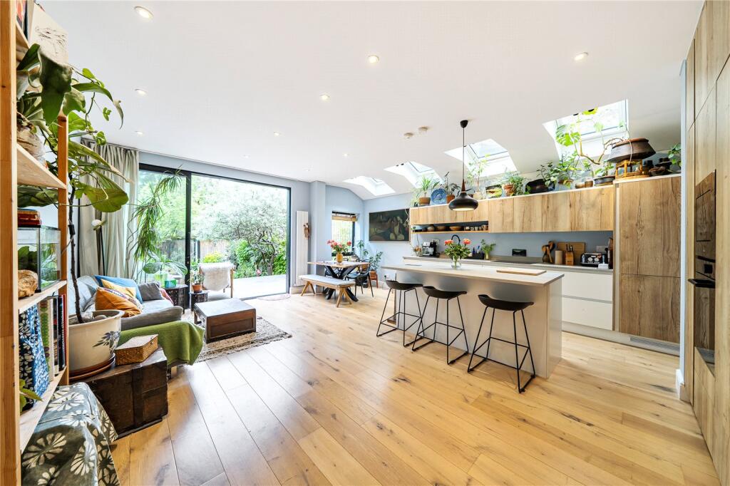 Main image of property: Rosebery Road, London, N10