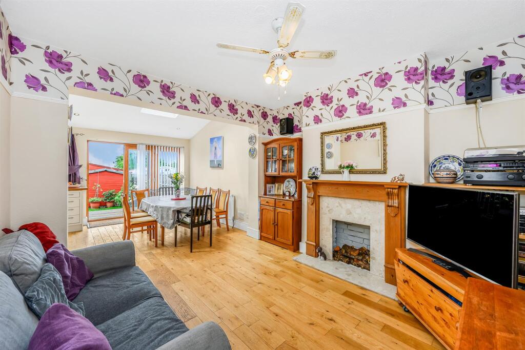 House in London, Chingford Mount, Highams Park - View 5